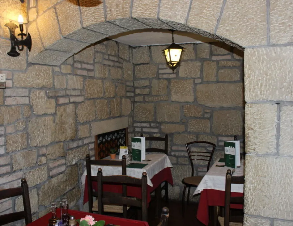 Speisesaal aus Stein und Holz im Buca San Francesco