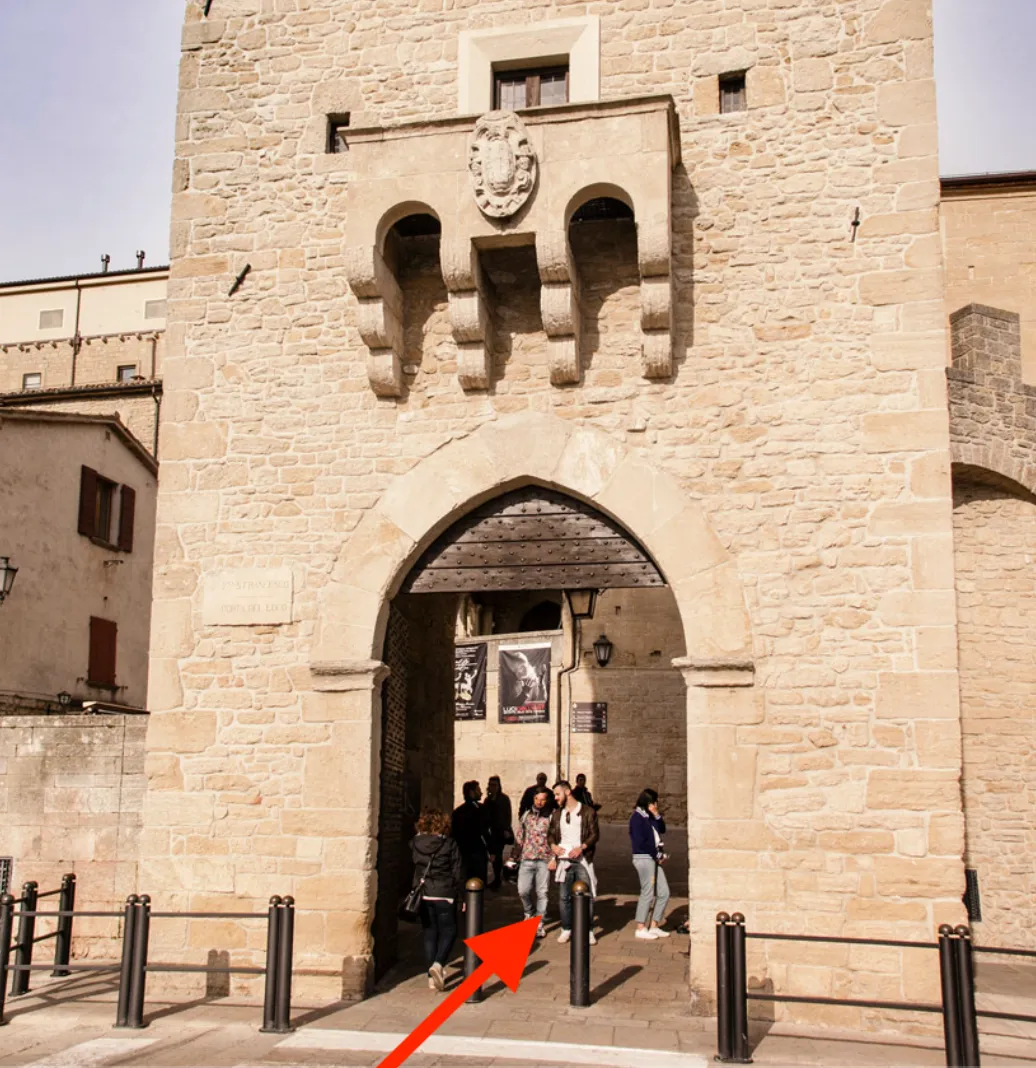 Direkt hinter dem Stadttor · Porta San Francesco