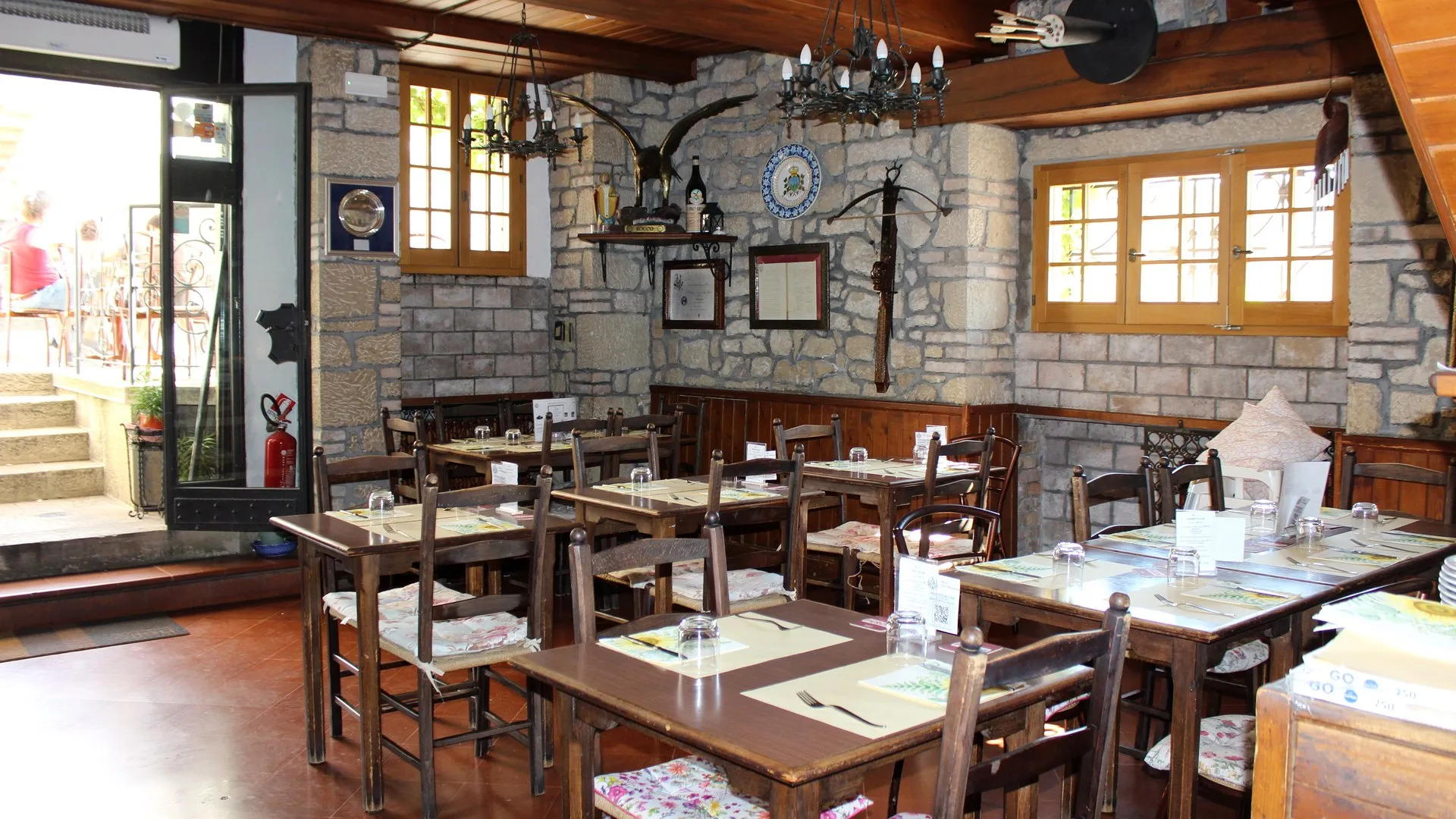 Speisesaal aus Stein und Holz im Buca San Francesco