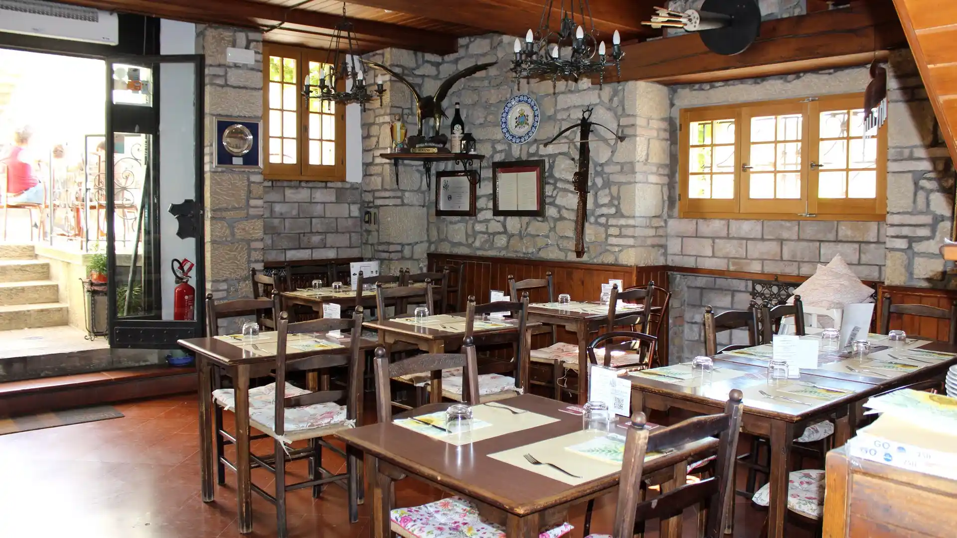 Speisesaal aus Stein und Holz im Buca San Francesco